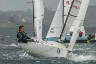 ⛵️ Retour sur le Grand Prix Ecole Navale GPEN 2026 à Morgat ! 

Trois jours de régates intenses sous haute tension pour le Championnat de France Open 5.70. Sur 15 bateaux engagés, nos deux équipages ont tout donné et signent un superbe Top 5 et 6 ! 👏
ALHAMBIC (FRA 158) – Mateo, Luna & Théo (SNT) : 5ème place au général ! Une belle remontée au classement et une petite anecdote pour la dernière journée : le bateau 158, skippé par Mateo Brun, a talonné sur un caillou en plein milieu du parcours mais décroche malgré tout une belle 3ème place sur la manche malgré cet incident !
EUPHORIC (FRA 063) – Bertille, Adélaïde (CVSAE) & Mathieu (SNT) : 6ème place au général ! Premiers à l'issue de la première journée, ils se sont battus pour le podium jusqu'à la toute dernière minute. 
Les résultats : https://agpen.fr/resultats-2026/

De la belle navigation, du suspense et une super expérience. Retour à l'entraînement le week-end du 30 mai avec un seul objectif : les France Espoirs à Martigues cet été !