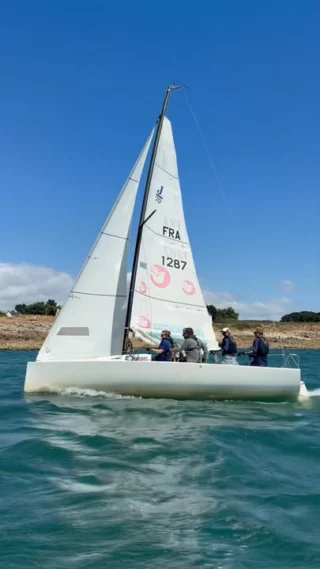 Petit aperçu de la journée d’hier ! De superbes conditions et une bonne énergie à bord ☀️⛵️