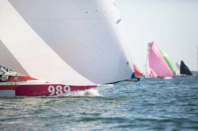 Vent léger, grandes ambitions : la Mini en Mai 2026 est partie !

Dans une Baie de Quiberon baignée de soleil mais avare en vent, 73 skippers se sont élancés ce lundi matin pour la 13e édition de la Mini en Mai. Une atmosphère électrique, malgré — ou peut-être à cause de — des conditions météo .

Un départ sous haute tension

Dans une petite brise — 5 à 6 nœuds au moment du départ — les 73 Ministes ont pris le large avec une détermination sans faille. Les conditions légères n'ont rien enlevé à l'intensité du moment : dans le petit temps, les écarts se creusent vite et les erreurs se paient cash.

La tension palpable sur la ligne de départ confirme ce que les habitués savent déjà : la Mini en Mai a une aura particulière qui ne laisse personne indifférent. Personne n'échappe à la fébrilité du départ, et cette année plus encore, avec de nombreux nouveaux arrivés sur le circuit.

Un parcours de 410 milles, tracé pour répondre aux aléas de la météo

Le directeur de course Yves Le Blevec a opté pour un parcours de 410 milles, conçu pour s'adapter à une météo capricieuse. Les conditions s'annoncent légères en début de course, et très faibles en mer d'Iroise — une zone réputée pour ses pièges par temps calme.

Pour conserver toutes les options ouvertes, une porte a été placée en Baie de Quiberon sur la redescente, après la Chaussée de Sein. Elle permettra à l'organisation de raccourcir le parcours si les conditions l'imposent.

Si la météo tient ses promesses, les Ministes mettront cap au sud jusqu'au plateau de Rochebonne et aux Petites Barges, au large des Sables d'Olonne, avant de remonter vers La Trinité-sur-Mer. Une belle inconnue pour une course qui promet de se jouer autant dans les têtes que dans les voiles.