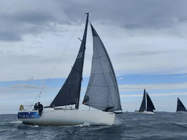 Le départ de la Trinité-Cherbourg by Actual a été donné ce dimanche en Baie de Quiberon, dans une quinzaine de nœuds de vent. 

Le vent devrait rester soutenu pendant l'essentiel de la traversée, entre 8 et 20 nœuds. Aucun orage n'est prévu sur le parcours. Un flux d'ouest, tranquille, devrait accompagner la flotte jusqu'à l'arrivée. Bref, de belles conditions de navigation, de quoi faire regretter leur absence à ceux restés au port.

Les premiers bateaux sont attendus à Cherbourg mardi en fin de journée.

Nouveauté 2026 : l'arrivée sera, pour la première fois, effectuée grâce au tracking. Il s'agira d'une arrivée virtuelle, dans le cadre d'une règle expérimentale mise en place par World Sailing et la Fédération Française de Voile.

Cartographie : lien en bio