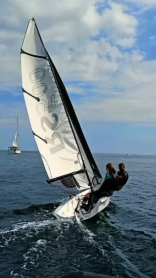 🚤 Stage RS500 – Sensations garanties à La Trinité-sur-Mer !
Tu veux apprendre à naviguer sur un bateau rapide, fun et accessible ? Ou tu veux te perfectionner sur un skiff sportif ? Ce stage est fait pour toi 💪🌊

📍 Où ? À la SNT – Société Nautique de La Trinité-sur-Mer
🗓 Quand ? Tout l’été, en stages à la semaine
👥 Pour qui ? Dès 16 ans, débutants motivés ou voileux confirmés
⛵️ Le RS500, c’est :
• Un dériveur double vif et technique
• Apprentissage du spi asymétrique et du trapèze
• Sensations dès les premières navigations

🎯 Objectif : se faire plaisir, progresser, voler au-dessus de l’eau !
💼 Encadrement pro, flotte récente, ambiance conviviale garantie

📲 Infos & inscription sur snt-voile.org
#RS500 #Voile #StageVoile #LaTrinitéSurMer #SNT #Skiff #VoileLégère #SensationsFortes #DébutantEtCônfirmé