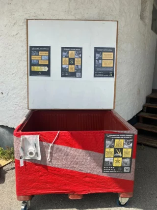 🌊 En partenariat avec @allpurposevoilerie , nous sommes fiers d’annoncer l’installation d’un bac de collecte de voiles usagées au sein du club ! ⛵
Vous avez une vieille voile ?
Ne la jetez plus ! Donnez-lui une seconde vie avec le programme Second Souffle 💨✨
📍 Un bac est désormais disponible à la SNT, dans lequel vous pouvez déposer vos voiles (sans les lattes, à déposer à côté).
🔁 Ce bac est mis à disposition pour que tous les membres du club puissent y déposer leurs voiles obsolètes :
-  Voiles d’habitables ⚓
-  Vieilles voiles de planches à voile 🏄‍♂️
-  Peu importe leur état 🧵
🧭 Trois vies possibles pour vos voiles :
1️⃣ Remises à neuf et revendues 🔧💰
Les frais de vente sont partagés entre All Purpose et vous.
Si vous pensez que votre voile est encore en bon état, allez directement chez All Purpose (zone de Montauban) pour une prise en charge directe 🧑‍🔧
2️⃣ Transformées en produits durables ♻️🎒
Même usées, vos voiles peuvent devenir des objets uniques : sacs à dos, housses d’ordi, auvents, etc. 👜🖥️⛺
3️⃣ Recyclées de manière responsable 🌍
Pour limiter l’incinération ou l’enfouissement ♻️🔥🚫
📍 Rendez-vous sur le parking de la SNT pour découvrir le bac et participer à cette belle initiative ! 🤝💙