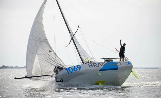 Julien Letissier remporte la 13e édition au terme d'une course à rebondissements

Depuis le départ en Baie de Quiberon jusqu'à la ligne d'arrivée (290 milles), la 13e Mini en Mai n'a jamais offert de répit. Les 73 skippers engagés ont dû composer avec une petite brise capricieuse qui a redistribué les cartes à de nombreuses reprises, rendant tout pronostic impossible jusqu'au bout.

Chez les Protos, le duel au sommet a tenu toutes ses promesses. Julien Letissier, Koki Sawada, Adrien Marchandise et Thomas Jouans se sont livré un match d'une rare intensité. Letissier s'impose finalement avec 1h45 d'avance sur Marchandise, 2e, et Jouans, 3e.

Chez les Séries, le suspense a été tout aussi soutenu jusqu'à la ligne d'arrivée. Basile Gautier monte sur la plus haute marche du podium, devant Eliot Poughon et Thomas Darmont.

Julien Letissier : "Un finish de dingue"

Vainqueur de l'épreuve, Julien n'a pas caché sa joie à l'arrivée, tout en rendant hommage à la difficulté des conditions : "C'était dur dans ce petit temps et ça confirme que je n'aime pas la molle, mais en même temps c'était chouette. Je suis trop content de gagner. Je ne sais pas combien de fois il y a eu des redistributions de cartes, ni combien de leaders différents. Les premiers Protos, nous étions à deux milles les uns des autres, un coup tu vires, c'est toi qui passes devant, un coup c'est l'autre. Je pense que c'était passionnant à suivre. Et enfin, un finish de dingue dans la baie de Quiberon : j'ai dû envoyer six fois le gennaker, quinze fois le spi, faire du près, du travers… Content d'être arrivé."

Basile Gautier : "Je rêvais tellement d'une victoire en solo"

Vainqueur Série, Basile Gautier savoure une première victoire en solo très attendue : "C'est énorme. Je suis hyper fier et je crois que je ne réalise pas du tout. Je rêvais tellement d'une victoire en solo ! Nous avons eu des conditions hyper compliquées mais vraiment hyper intéressantes. C'était une course pleine de rebondissements. J'ai réussi à trouver le bon moment dans la baie d'Audierne. Quand tu es en mer et que tu dois faire une option comme celle-là, c'est tellement palpitant. Faites du Mini !"

Photos : Manon le Guen