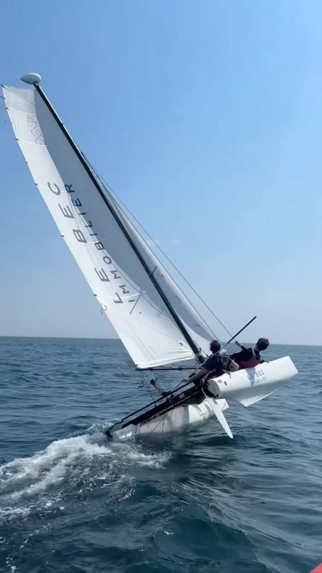 Quel rythme sur l’eau cette semaine ! 🌊 Envie d’en faire partie ? Les inscriptions pour les semaines à venir sont ouvertes ! Rejoins nos prochains stages pour faire le plein de sensations, lien dans la bio ! ⛵️
