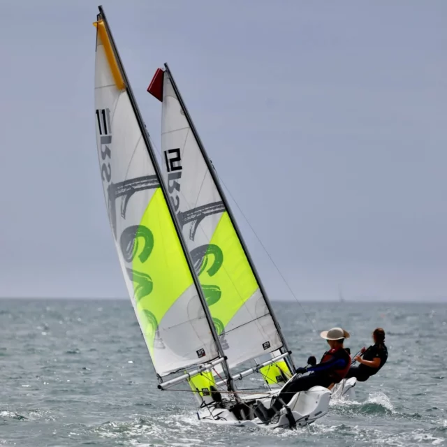 Tu as entre 12 et 14 ans et tu rêves d’aventure sur l’eau ? 🌊⛵
Rejoins l’école de sport en RS Feva et découvre la voile en duo : fun, vitesse et esprit d’équipe garantis !

👉 Tous les mercredis après-midi, viens naviguer, apprendre à maîtriser ton bateau et progresser tout en t’amusant. Que tu sois débutant motivé ou déjà passionné, c’est l’occasion parfaite de partager de super moments sur l’eau avec des jeunes de ton âge.

📍 Inscriptions ouvertes dès maintenant — ne manque pas ta place !
📩 Intéressé(e) ? Contacte-nous par mail à accueil@snt-voile.org ou par téléphone au 02 97 55 73 48 !