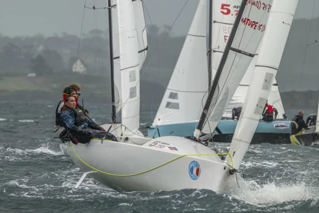 ⛵️ Retour sur le @gpen__ 2026 à Morgat ! 

Trois jours de régates intenses sous haute tension pour le Championnat de France Open 5.70. Sur 15 bateaux engagés, nos deux équipages ont tout donné et signent un superbe Top 5 et 6 ! 👏

ALHAMBIC (FRA 158) – Mateo, Luna & Théo (SNT) : 5ème place au général ! Une belle remontée au classement et une petite anecdote pour la dernière journée : le bateau 158, skippé par Mateo Brun, a talonné sur un caillou en plein milieu du parcours mais décroche malgré tout une belle 3ème place sur la manche malgré cet incident !

EUPHORIC (FRA 063) – Bertille, Adélaïde (CVSAE) & Mathieu (SNT) : 6ème place au général ! Premiers à l’issue de la première journée, ils se sont battus pour le podium jusqu’à la toute dernière minute. 

De la belle navigation, du suspense et une super expérience. Retour à l’entraînement le week-end du 30 mai avec un seul objectif : les France Espoirs à Martigues cet été !