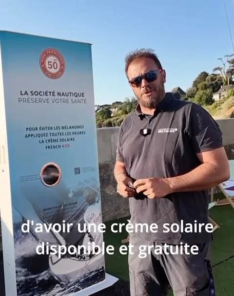 La crème solaire en libre-service débarque sur notre parking ! 🧴
Un tout nouveau distributeur de crème solaire vient d’être installé sur le parking de la SNT.
Idéalement placé à proximité des plages, il est à la disposition de tout le monde.
Une superbe initiative de la part de @frenchkiss.suncare pour nous aider à tous profiter du soleil en toute sécurité ! ☀