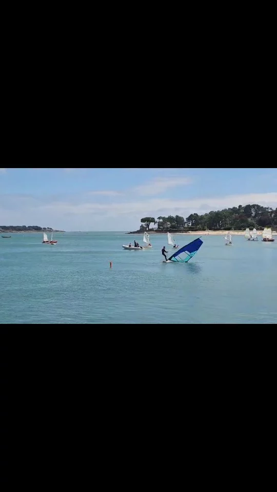 🌊 Malgré les grosses conditions toute la journée, la marée a permis aux enfants de pouvoir naviguer cet après-midi à proximité de la SNT 🌤️
Beaucoup de sourires et une belle énergie sur l’eau ! ⚓