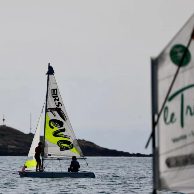 Vous avez besoin de retrouver la mer ? Ça tombe à pique la SNT propose des stages durant les vacances d'avril ! ⛵️

Voici nos offres de stages hors saisons pour les vacances de Pâques : du 13 au 17 avril et du 20 au 24 avril 2026.

🌊 Le matin de 9h à 12h pour les plus jeunes !
- Optimist
7-10 ans
- ERPLAST XS
9-12 ans
- Dériveur RS Féva
12-14 ans

☀️ L’après-midi de 14h à 17h pour les jeunes et les moins jeunes !
- Topaz 12
À partir de 12 ans
 - Topaz 14
À partir de 14 ans
- RS 500
À partir de 16 ans

Pour vous inscrire ou inscrire vos enfants et petits-enfants, c'est directement par ce lien : https://snt-voile.org/ecole-de.../stages/stages-hors-saison
N’attendez pas plus longtemps pour réserver votre place 

Retrouver les plaisir de la Trinité-sur-Mer : la rivière du Crac'h, les parcs ostréicoles, la baie de Quiberon, le vent, le soleil et la pluie ! 🌥️
Bonne journée et à bientôt sur l’eau