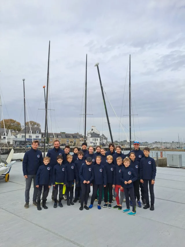 Nouvelle tenue pour notre école de sport ! 🎽
Aujourd’hui, nous avons reçu les tout nouveaux polos et softshell pour l’école de sport !
Nous avons fait la distribution cet après-midi aux enfants, qui étaient ravis de les découvrir 💪

Un grand merci à @studio_poisson_pilote et @bretagnebroderie pour ces magnifiques articles 👏
Grâce à vous, nos jeunes sportifs pourront représenter fièrement nos couleurs sur le terrain et en régate ⛵️